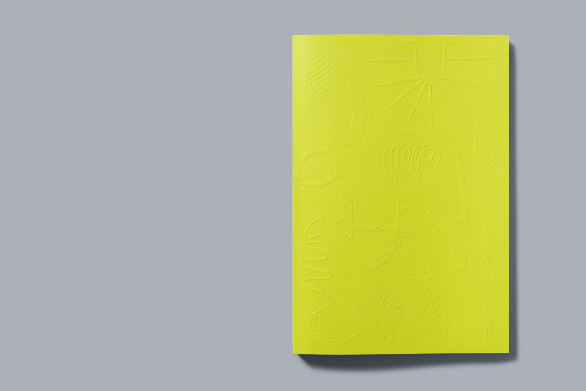 Gelbgrünes Cover von „Quecksilbergarten“ mit blindgeprägten Formen von Ketten, Haken und weiteren Skulpturelementen.