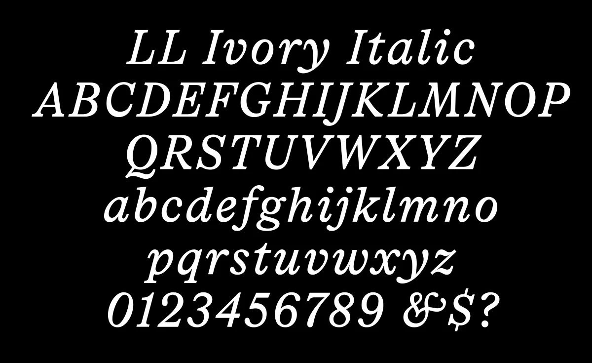 Schriftmuster „LL Ivory Italic“ mit weißen kursiven Buchstaben, Ziffern und Sonderzeichen auf schwarzem Grund.