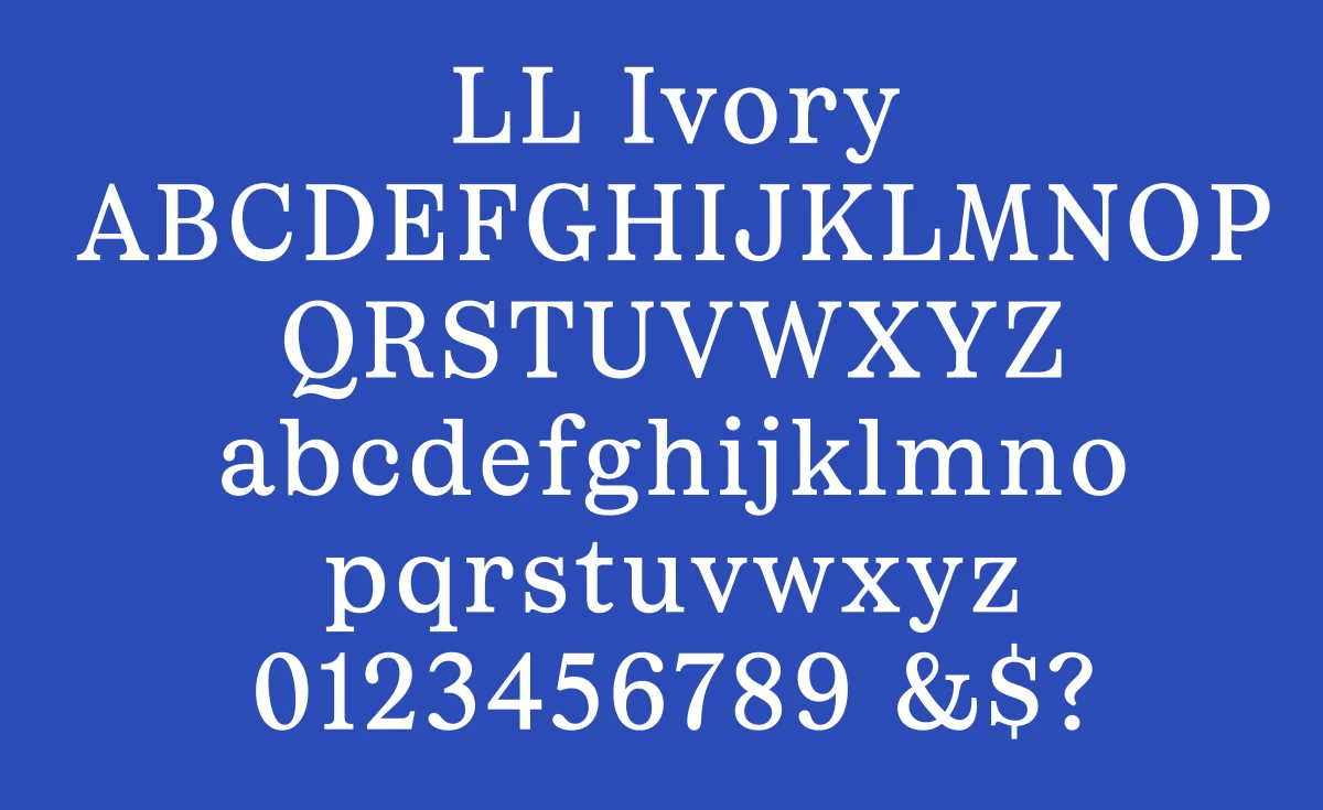 Schriftmuster „LL Ivory“ mit weißen Groß- und Kleinbuchstaben, Ziffern und Sonderzeichen auf blauem Grund.