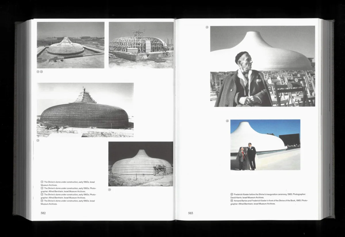 Doppelseite mit mehreren Fotografien eines weißen, kuppelförmigen Gebäudes und einem historischen Porträt.