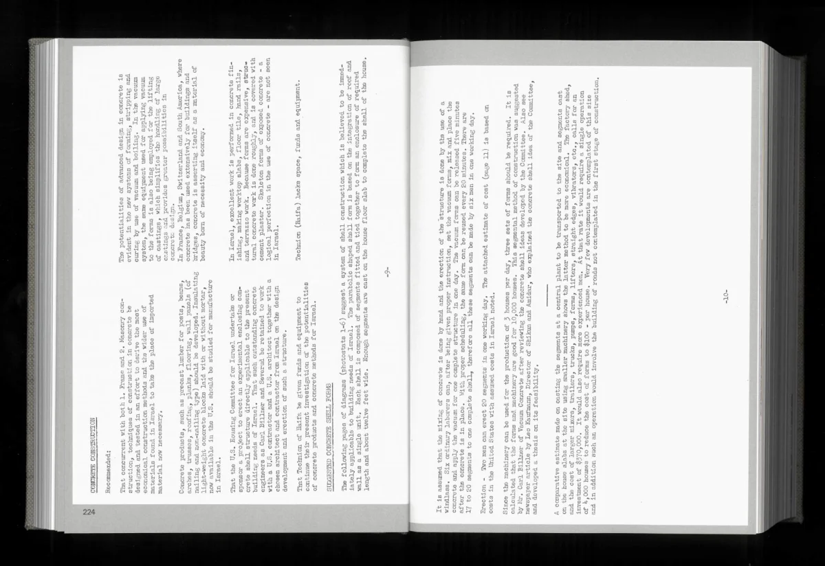 Doppelseite mit seitlich gedrehten schmalen Textspalten, die sich über beide Buchseiten verteilen.