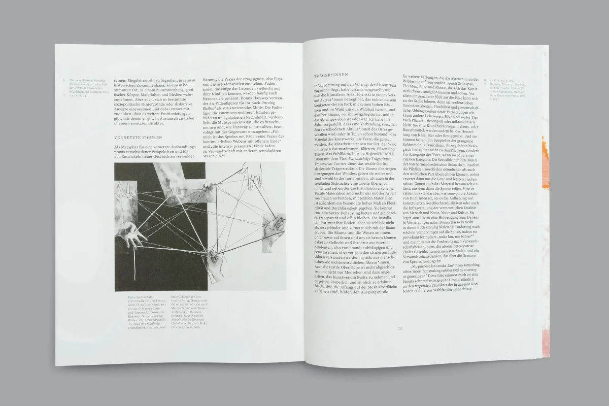 White book spread with German and English texts and a black and white image of a mesh-like wire structure.